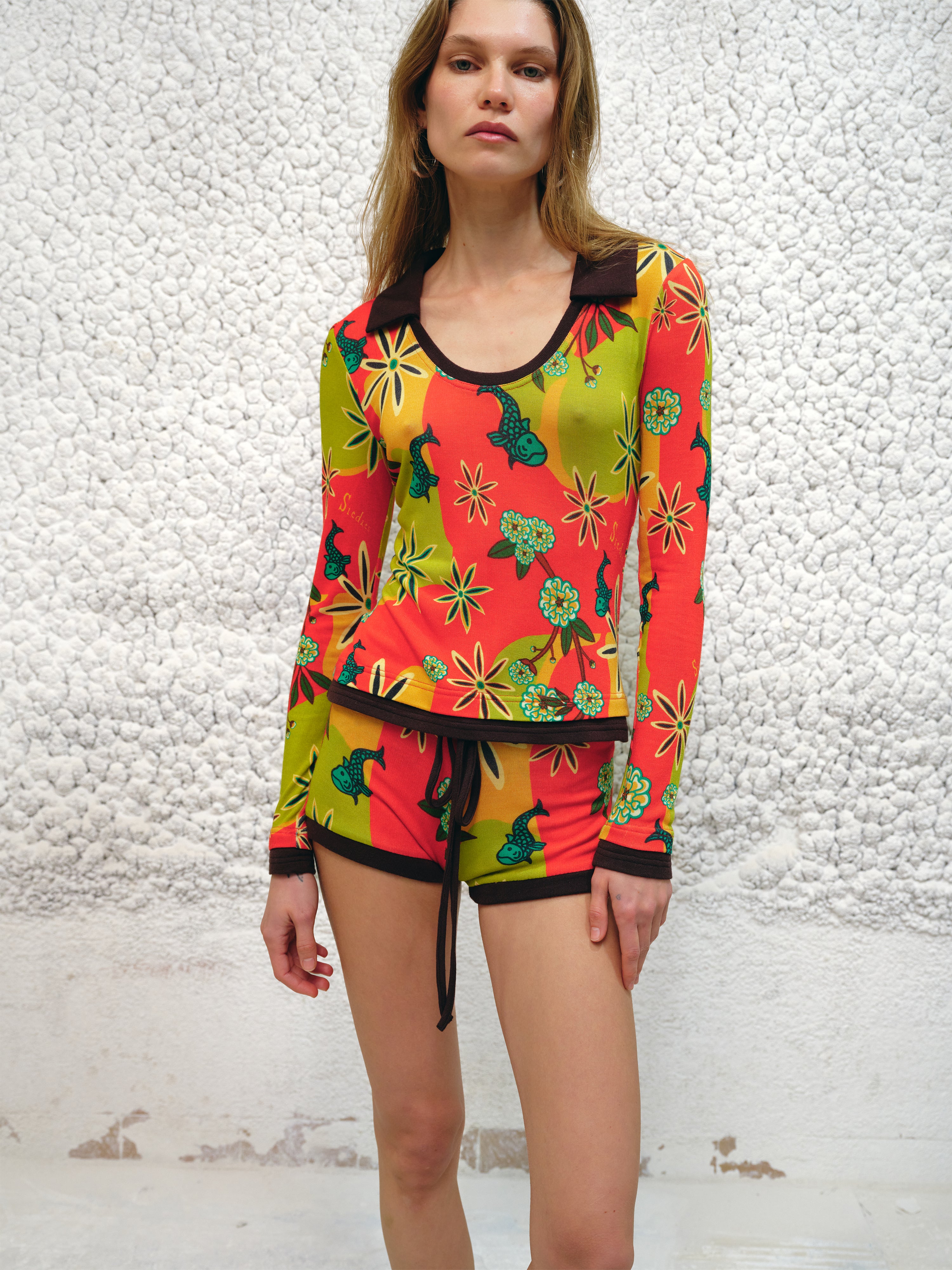 AFRA - Mini form-fitting shorts with vibrant multicolor floral pattern