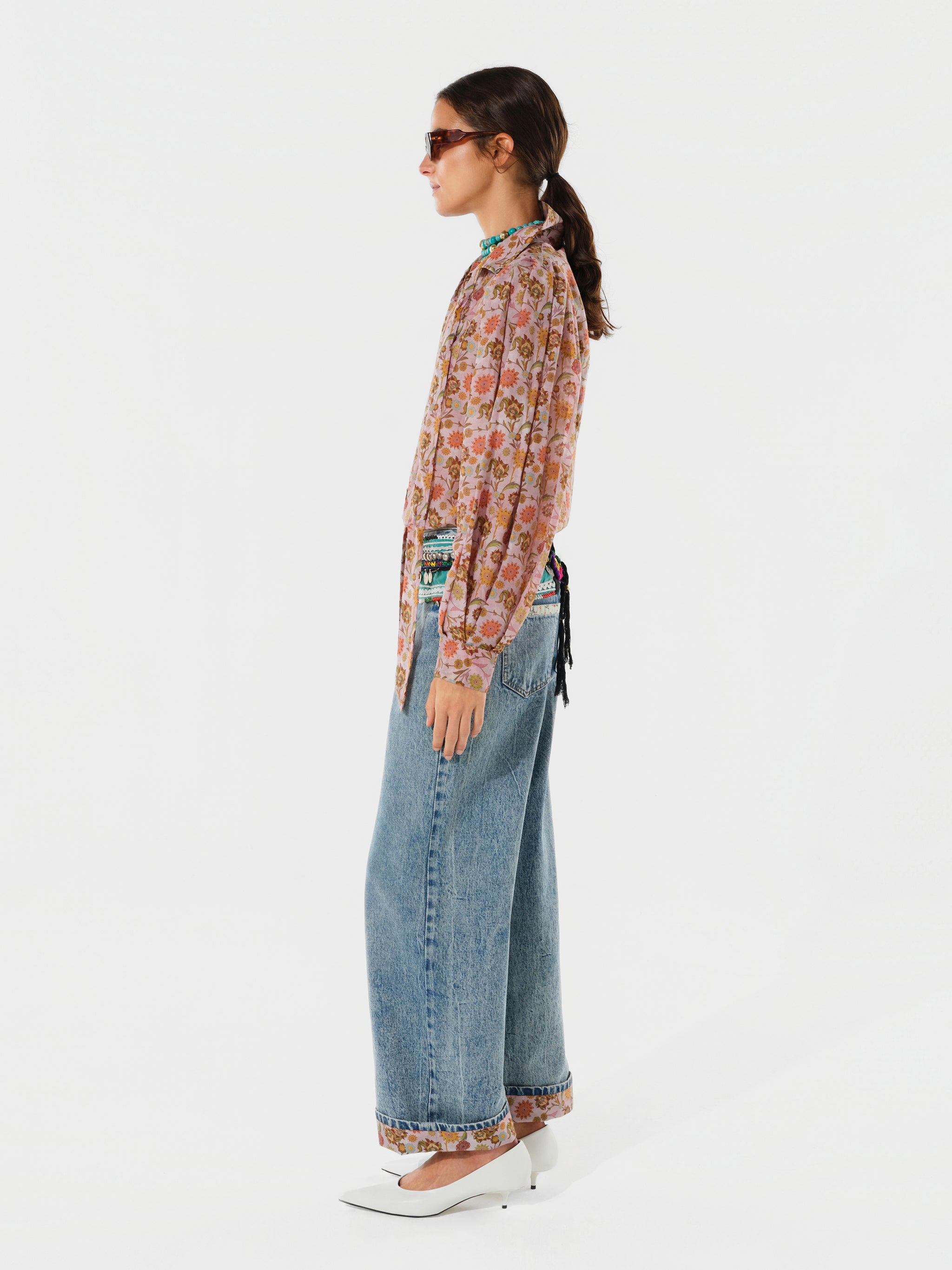 JUNIE - Light wash jean with turned up cuffs