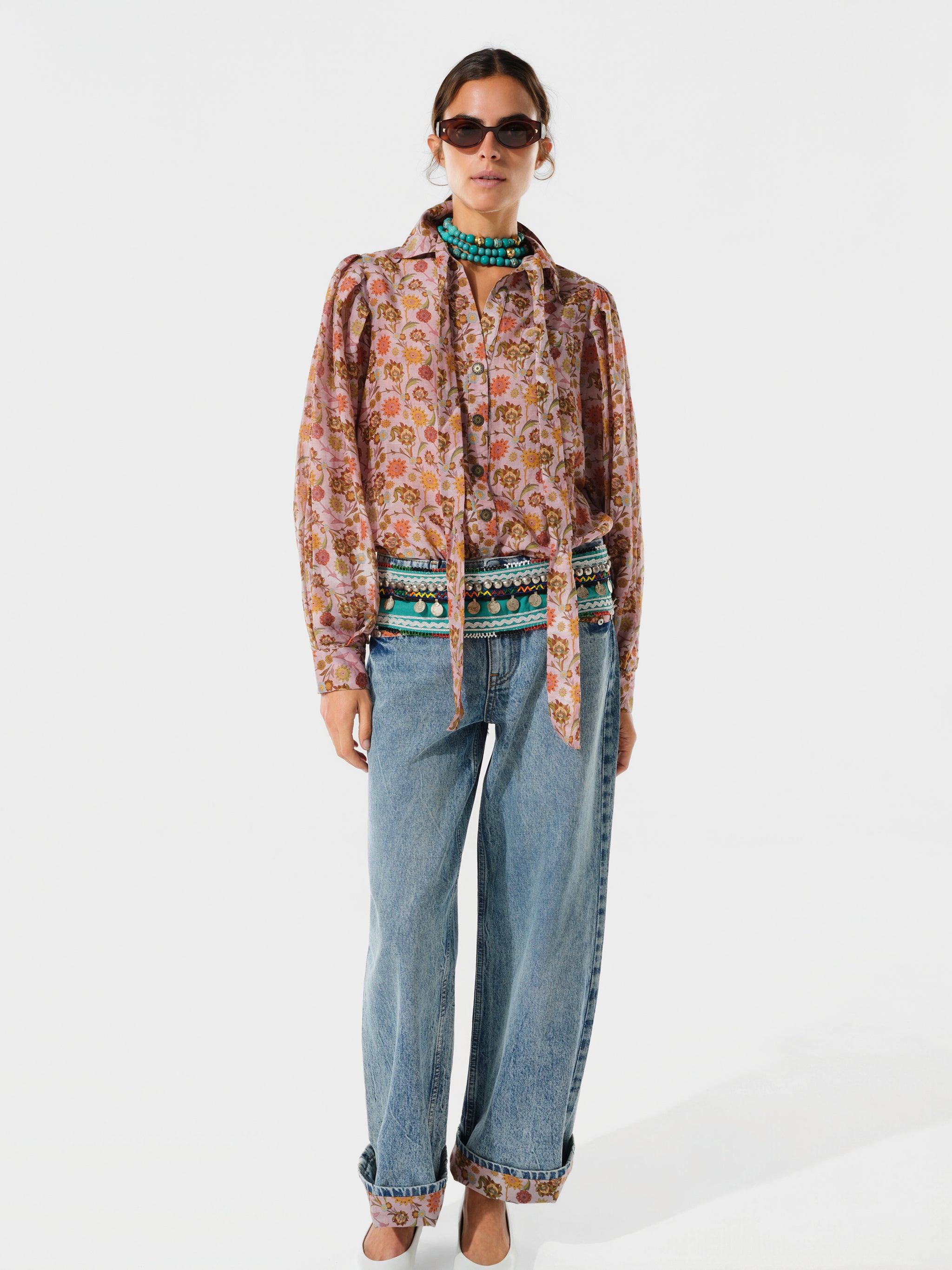 JUNIE - Light wash jean with turned up cuffs