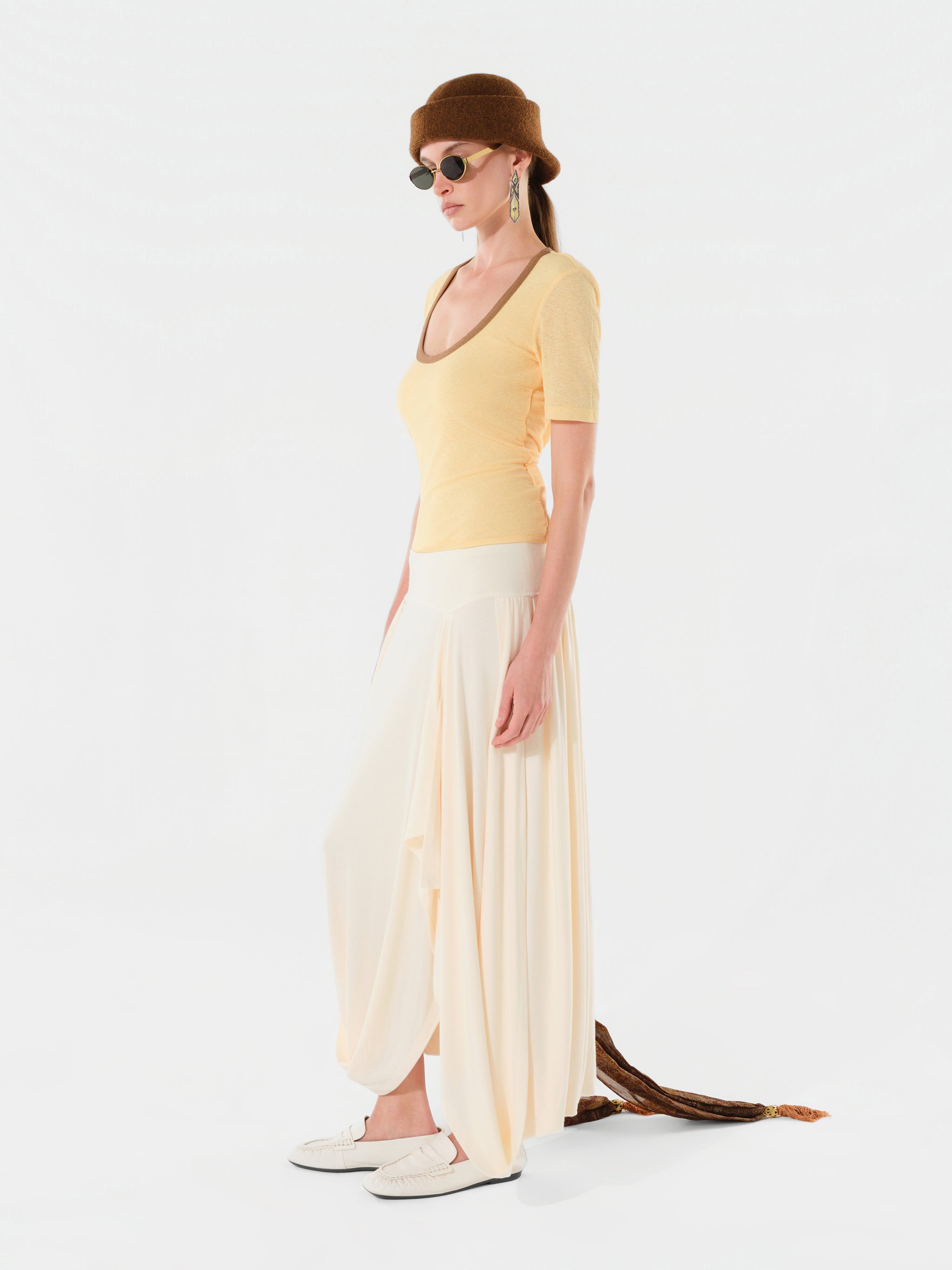 THEA - Short-sleeve top with open-back design