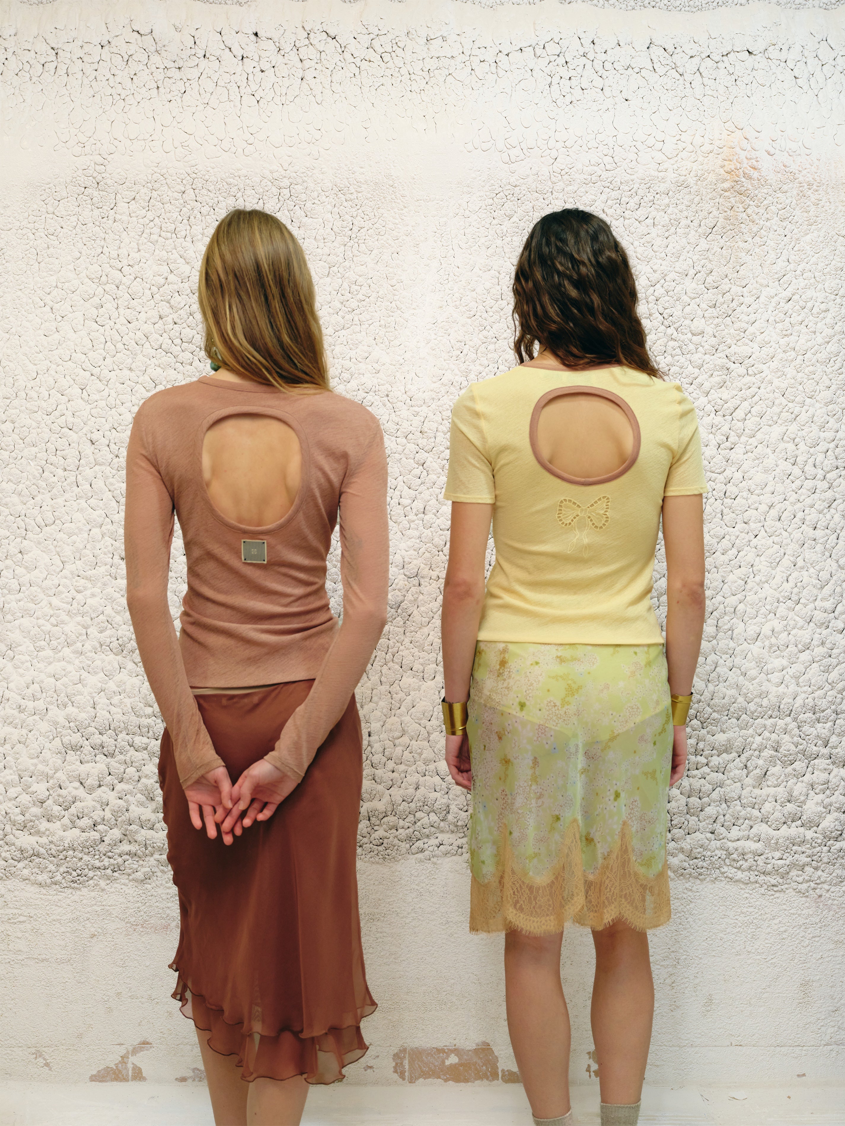 THEA - Short-sleeve top with open-back design